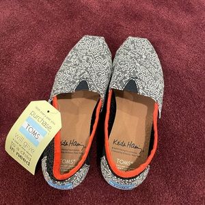 Toms “Keith Haring chalkboard” print